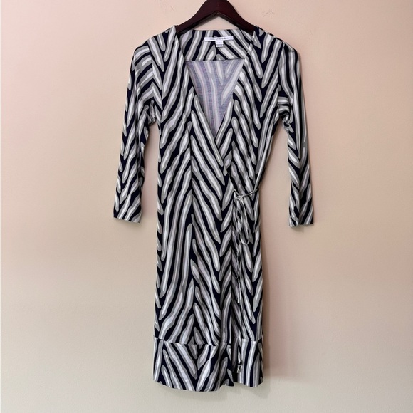 DVF Diane Von Furstenberg Naoki Navy Gray Herringbone Silk Wrap Dress Size 4 - Picture 4 of 14
